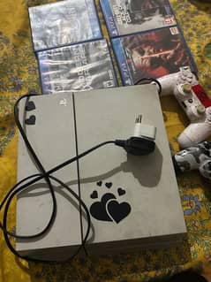 PS4 fat edition in excellent condition with 2x Remoted