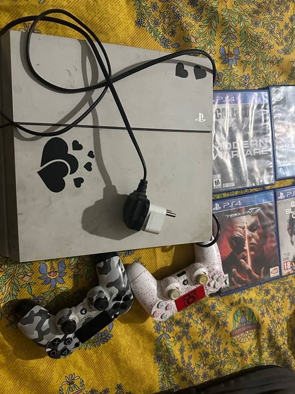 PS4 fat edition in excellent condition with 2x Remoted 4