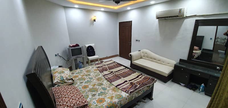 FULLY FURNISHED Room FOR RENT 6