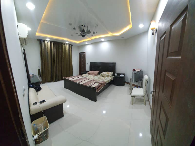 FULLY FURNISHED Room FOR RENT 8