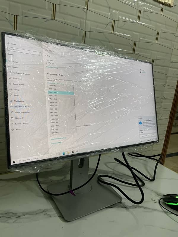 Dell 24 inch 2k border less monitor in fresh condition 2