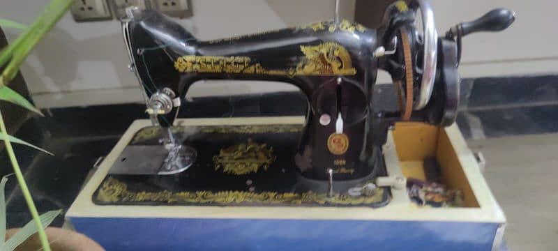 Singer Manual Hand Sewing Machine 1