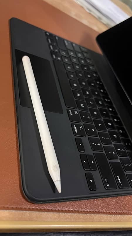 iPad pro 12.9 M1 (5th gen) cellular / magic keyboard / ugreen pencil 4