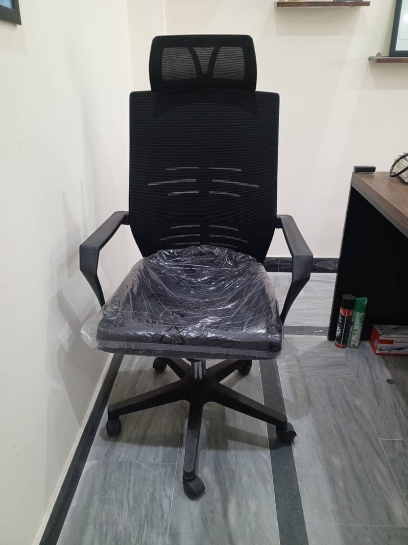 Brand New Barely Used Office Furniture for Sale 9