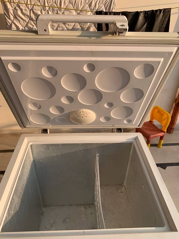 Haier Single Door Deep Freezer Compact and Efficient Cooling 10