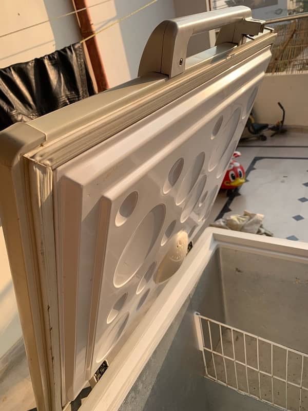 Haier Single Door Deep Freezer Compact and Efficient Cooling 11