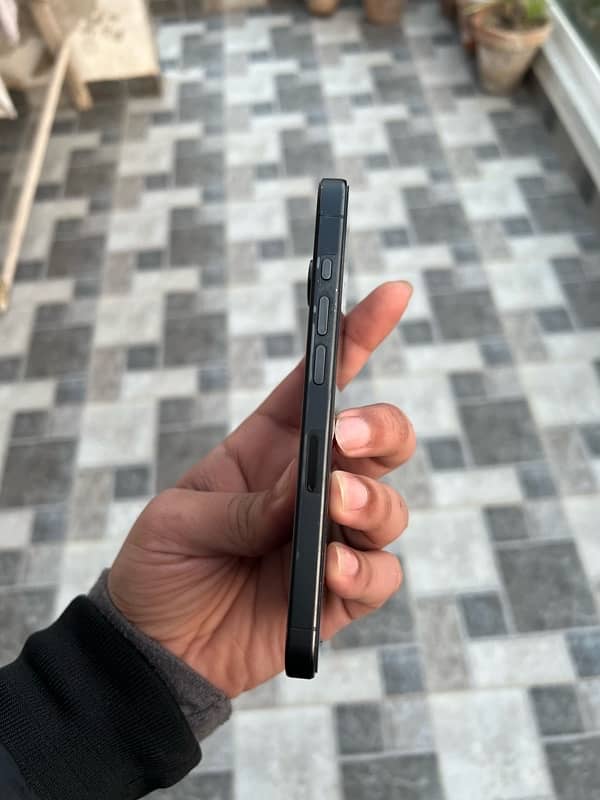 iphone 15 pro Black titanium 0