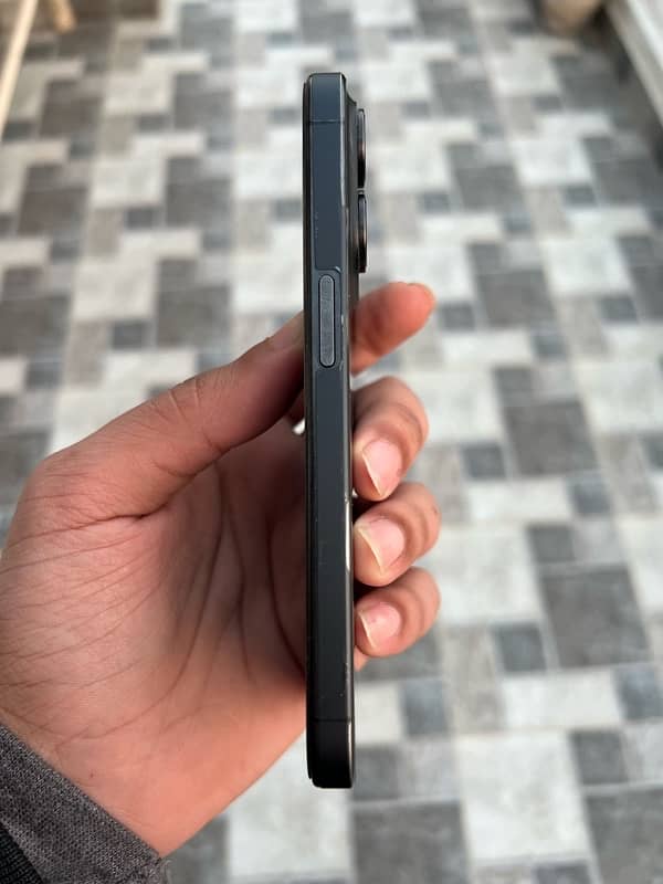 iphone 15 pro Black titanium 3