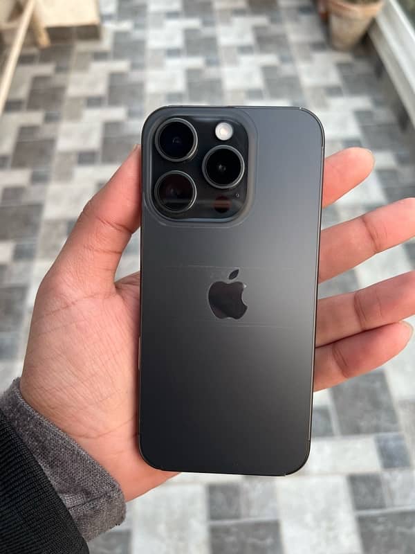 iphone 15 pro Black titanium 4