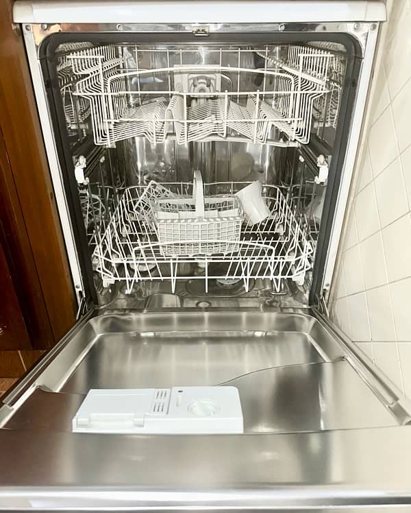 Full-Size Dishwasher (Indesit IDL 500) A+ Rated, Just Like Brand New! 1