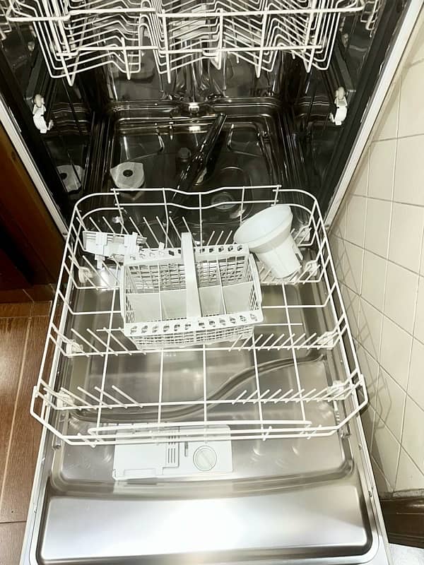 Full-Size Dishwasher (Indesit IDL 500) A+ Rated, Just Like Brand New! 2