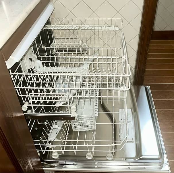 Full-Size Dishwasher (Indesit IDL 500) A+ Rated, Just Like Brand New! 3