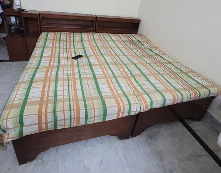 Woden bed set 0