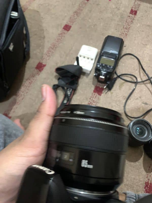 800D Canon Camera With 3 Lens & Flash with Cell charger 5