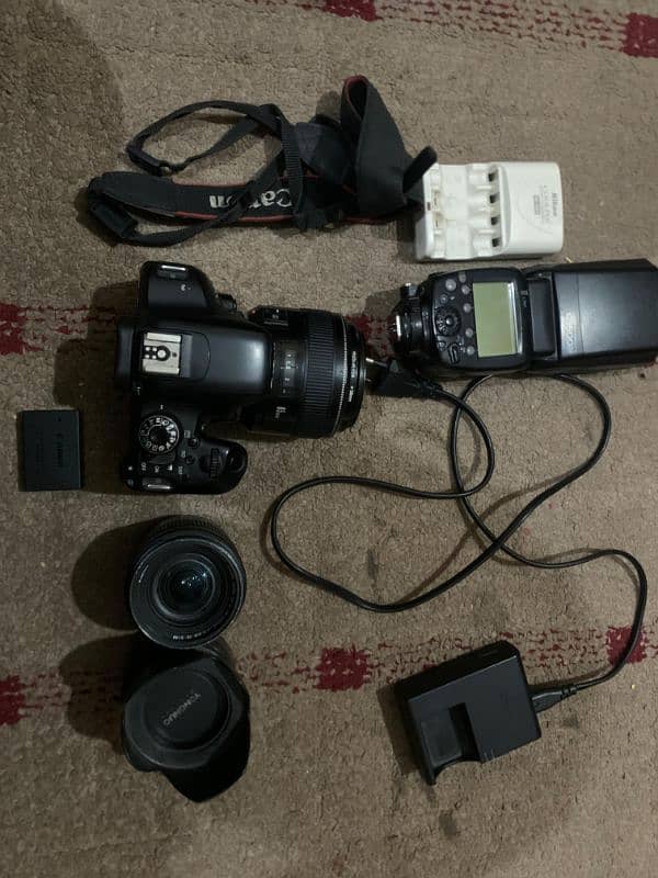 800D Canon Camera With 3 Lens & Flash with Cell charger 18