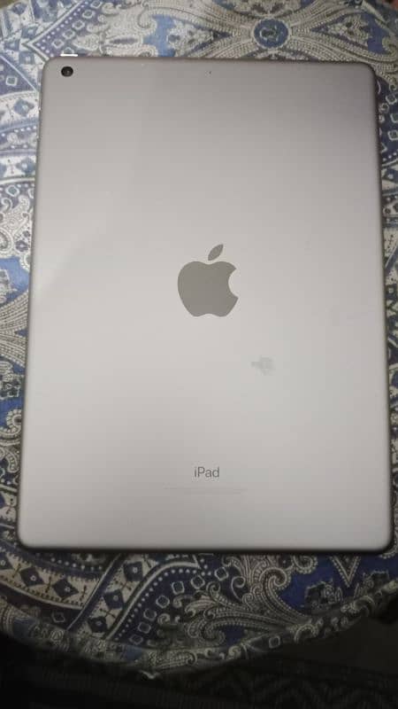 IPAD 5TH GEN 128GB WITH ORIGINAL CHARGER 0