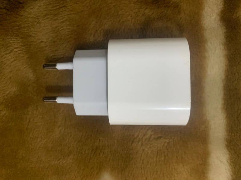 APPLE CHARGER 2 PIECES AVAILABLE 8