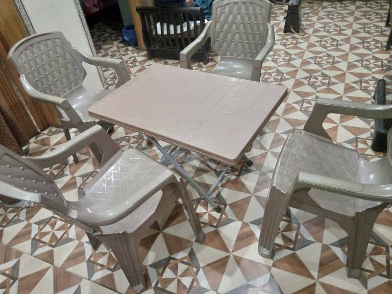 Plastc chair and table for sale 0