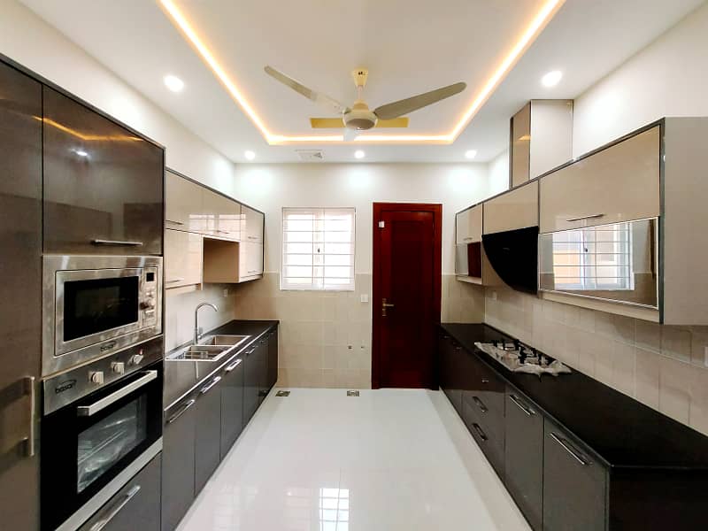 LOW PRICE 7 MARLA DESIGNER HOUSE FOR SALE 2