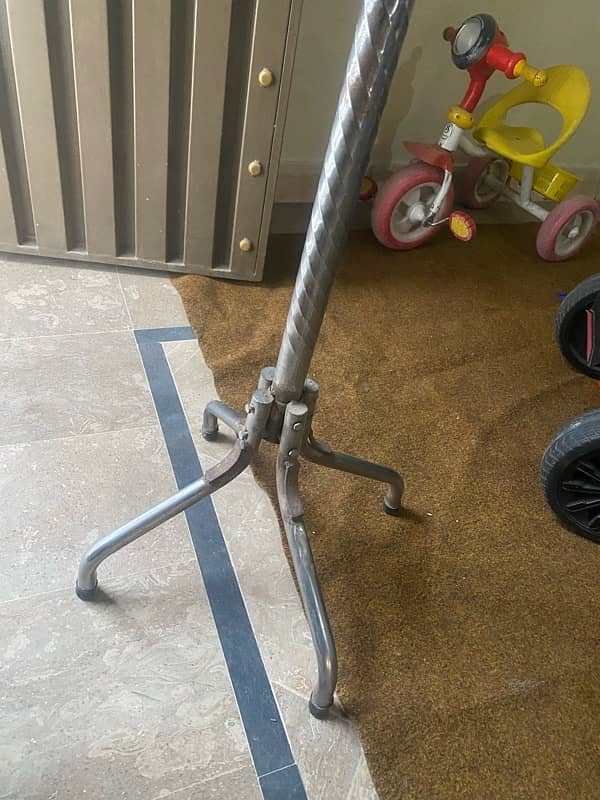 Cloths hanger stand in good condition for sale 3