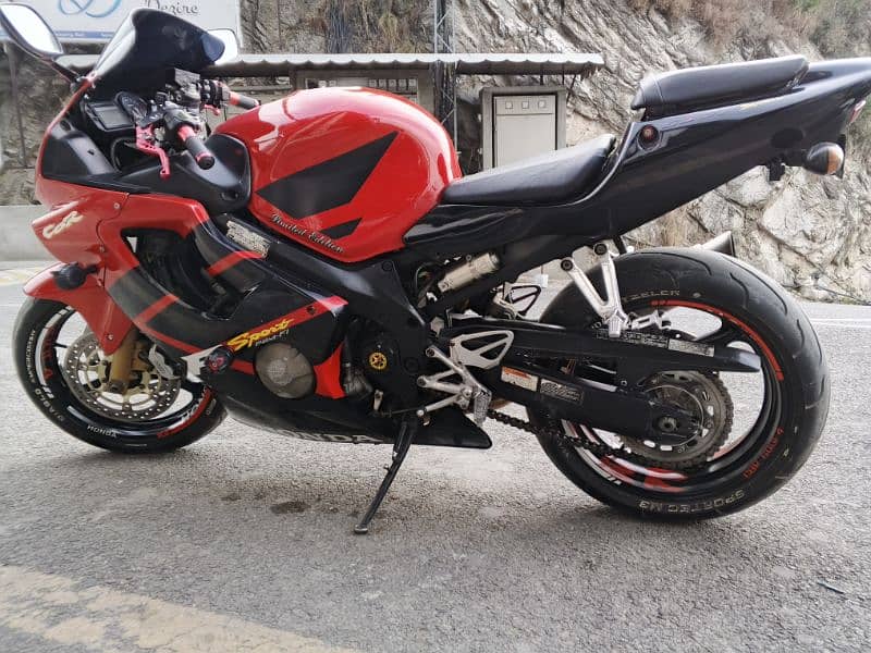 Honda CBR F4i 600cc 3