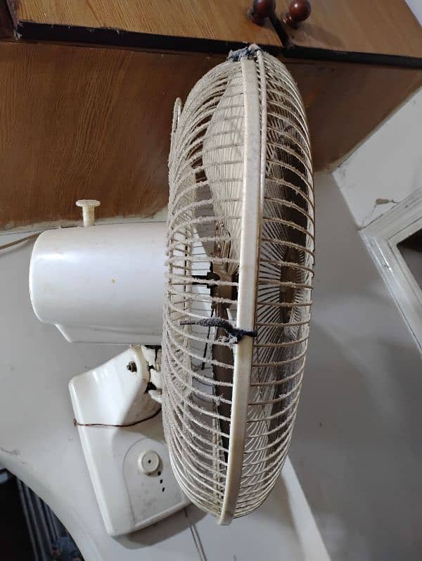 Bracket fan  24 inch 1