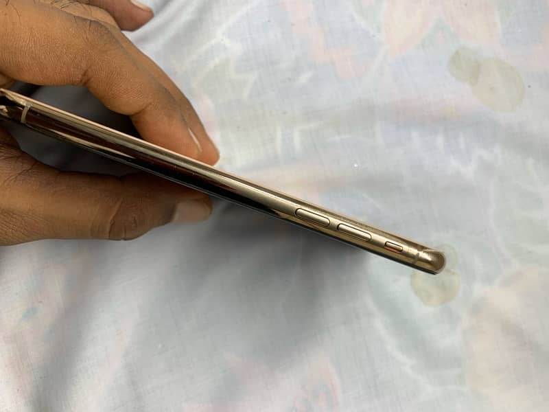 iphone xs 10/10 condition 3