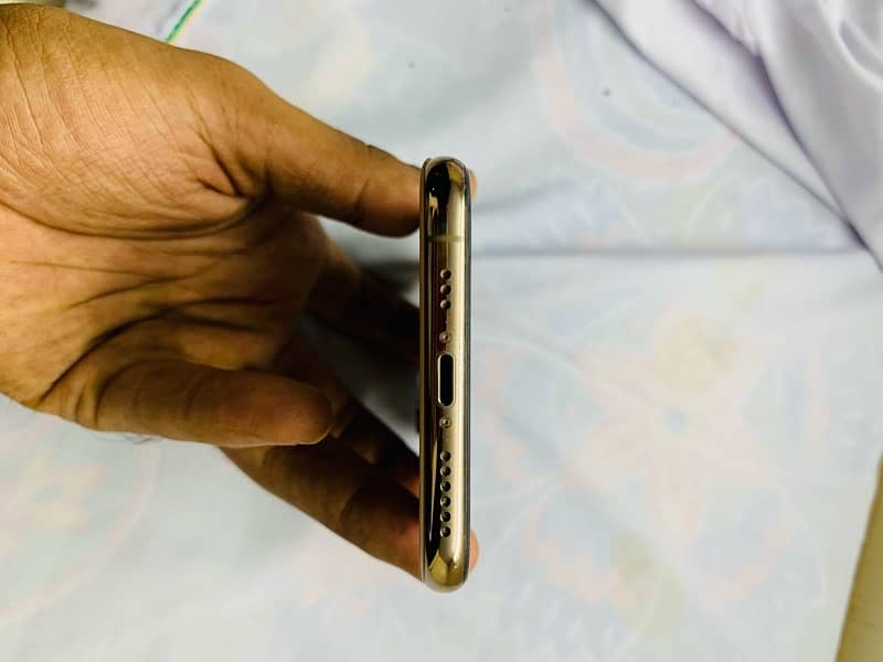 iphone xs 10/10 condition 4