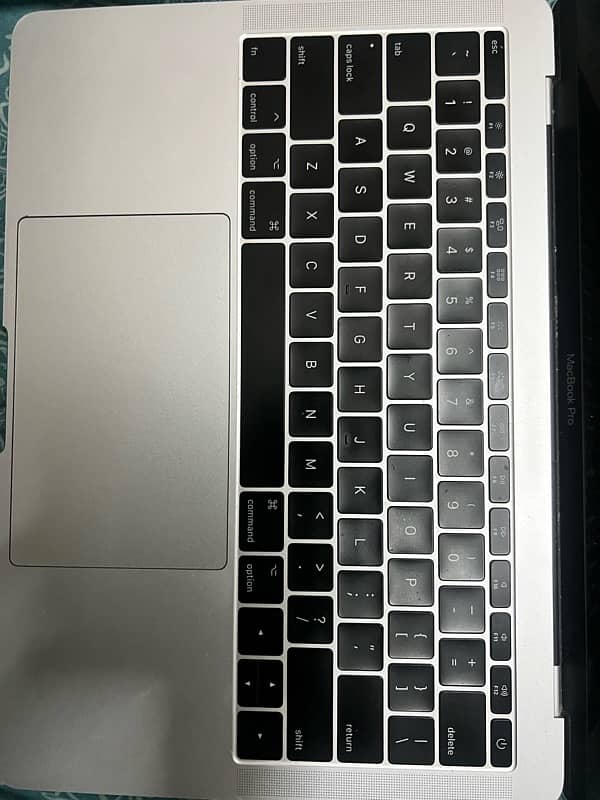 Macbook Pro 2017 13.3 inch core i5 8GB RAM 256 GB SSD 1