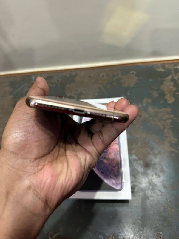 Iphone xs max or Infinix Hot 10s 0