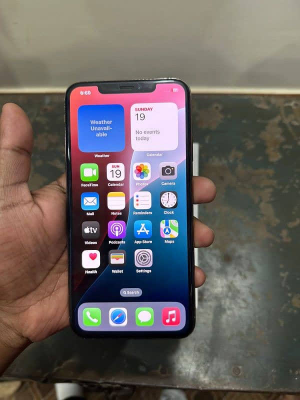 Iphone xs max or Infinix Hot 10s 3