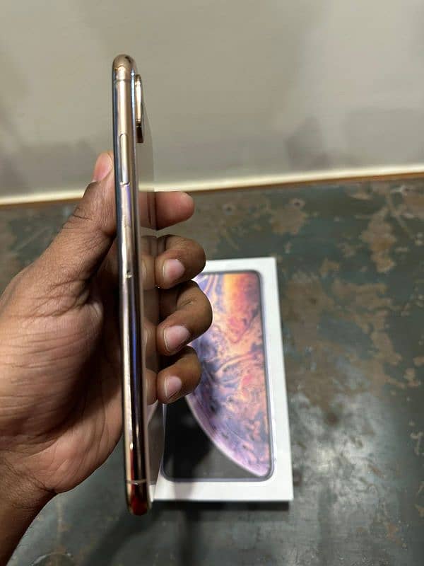 Iphone xs max or Infinix Hot 10s 5