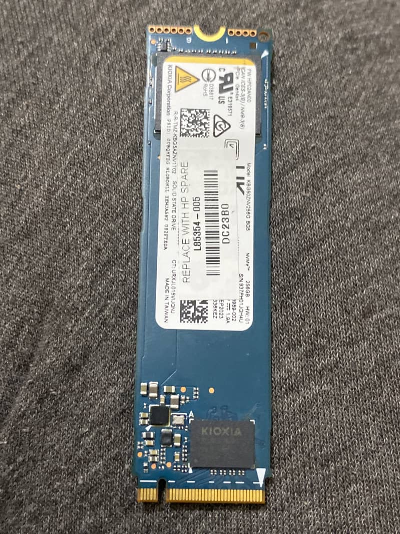 256GB NVMe 4th Generation.      500GB SSHD SEAGATE 1