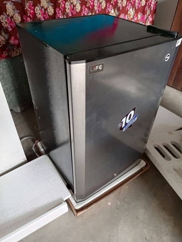 urgent sale mini fridge pel 1