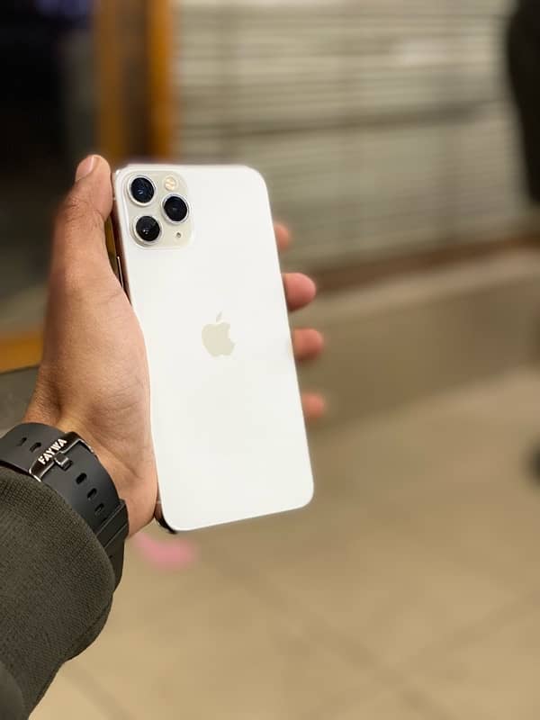 iphone 11 pro ( J V ) 4