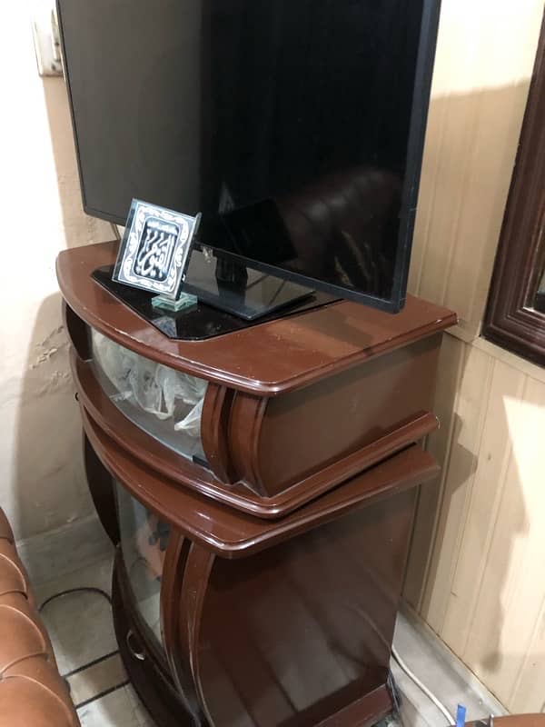 tv trolly for sale opper se moveable ha frsh condition ha 2