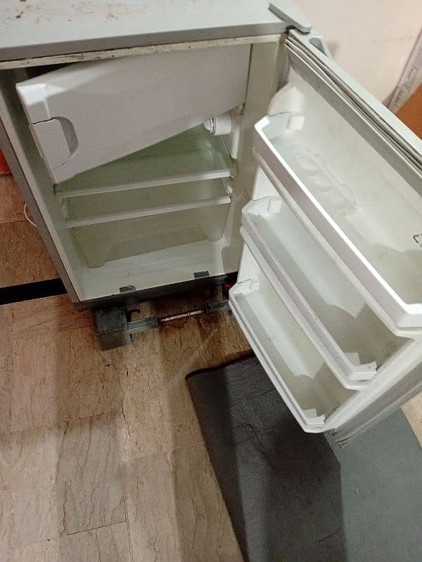 KENWOOD Mini Fridge 1