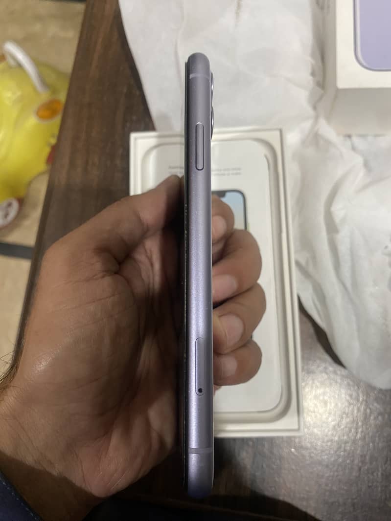 iphone 11 / 64 gb /  PTA approved. 4