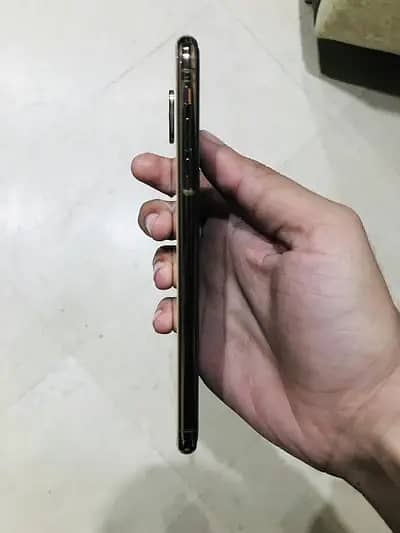 Apple iPhone XS Max 4