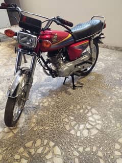 125 2012 model new condition 10 by 10