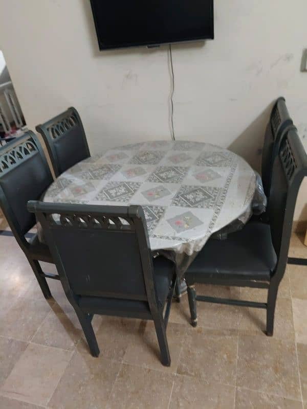 5 Seater Round Dining Table 3