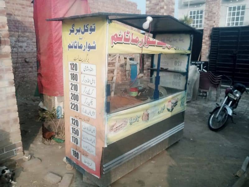 bhatreen tyar kiya huwa hai burger & showarma lgana k liya bahtreen he 0