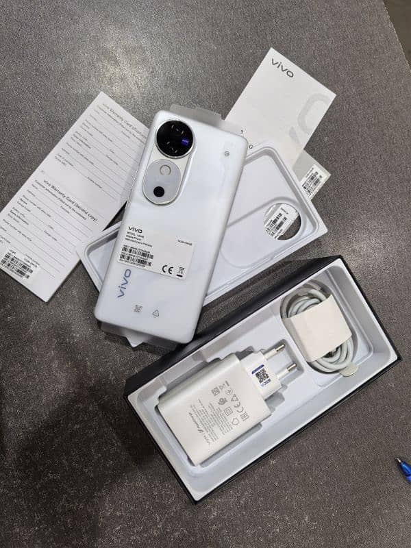 Vivo V40 5G white 2