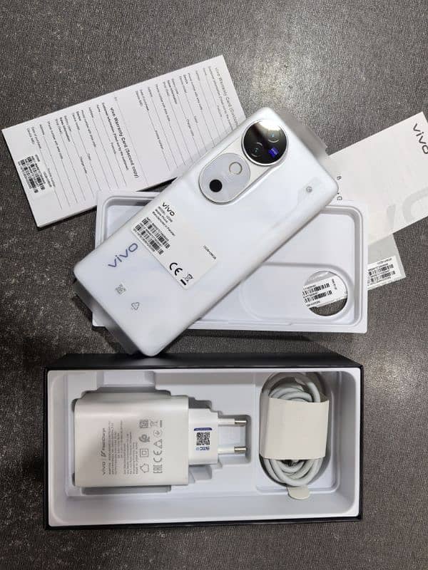 Vivo V40 5G white 3