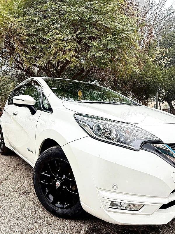 I am selling my fresh nisaan note car 11