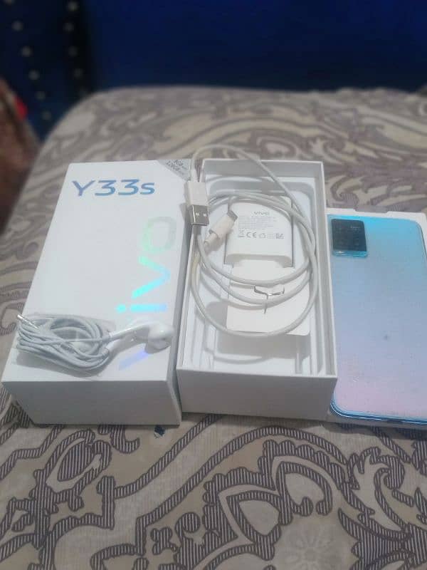 Vivo y33s 8+128 with Dabba charger & hand free 10/9 condition urgent 1