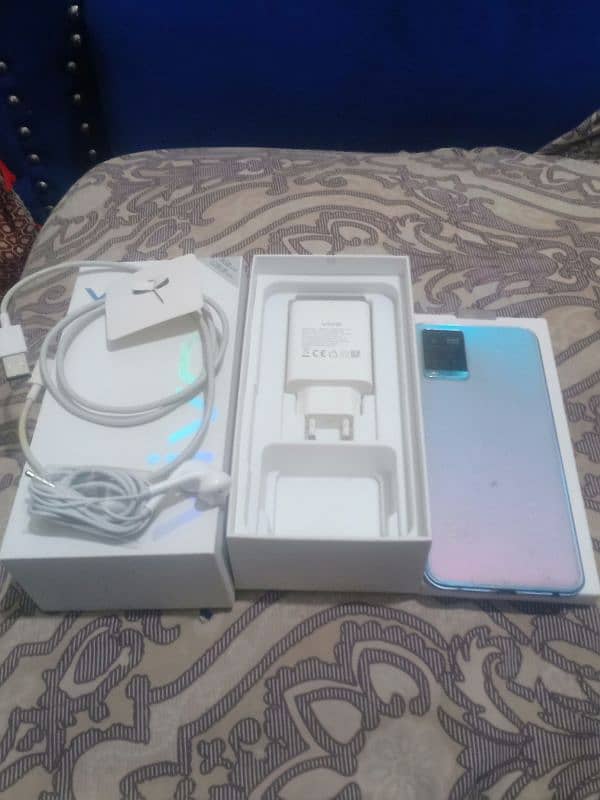 Vivo y33s 8+128 with Dabba charger & hand free 10/9 condition urgent 3