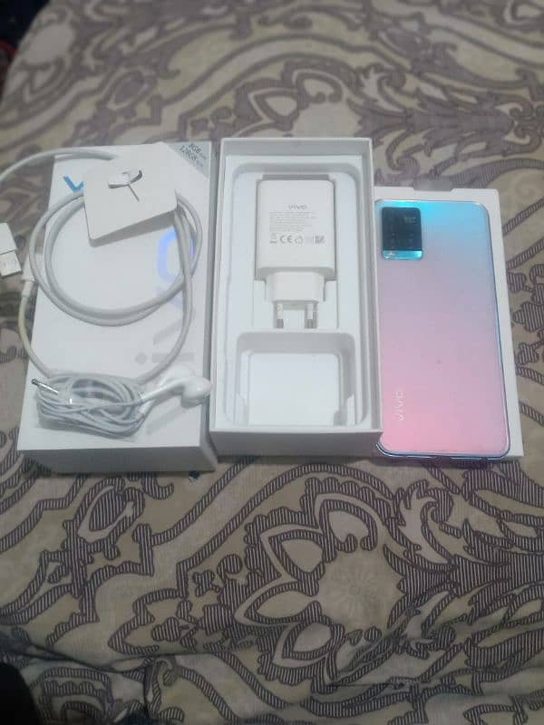 Vivo y33s 8+128 with Dabba charger & hand free 10/9 condition urgent 4