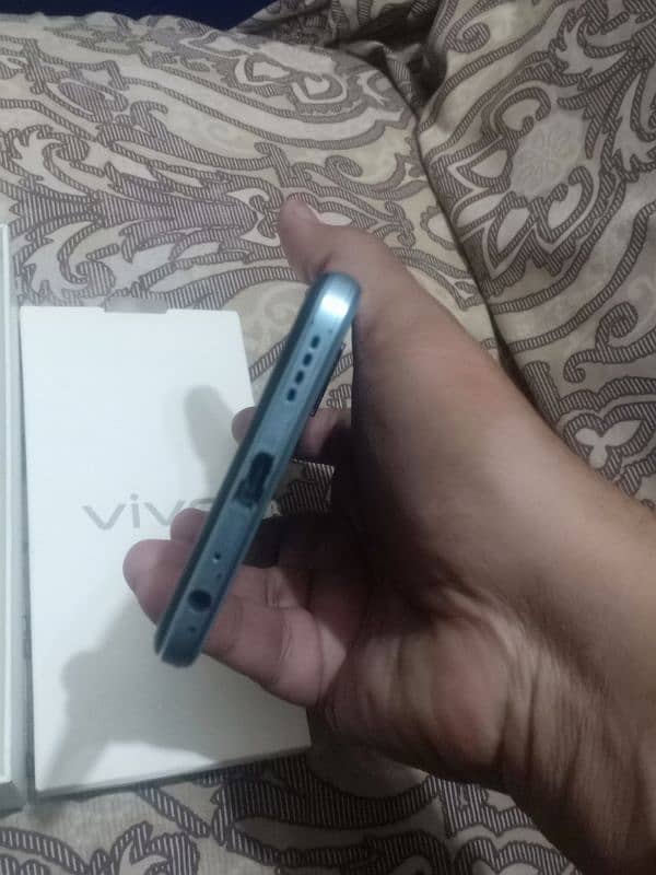 Vivo y33s 8+128 with Dabba charger & hand free 10/9 condition urgent 5