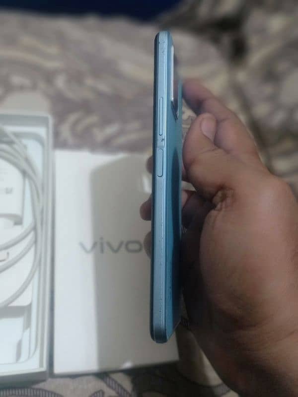 Vivo y33s 8+128 with Dabba charger & hand free 10/9 condition urgent 6